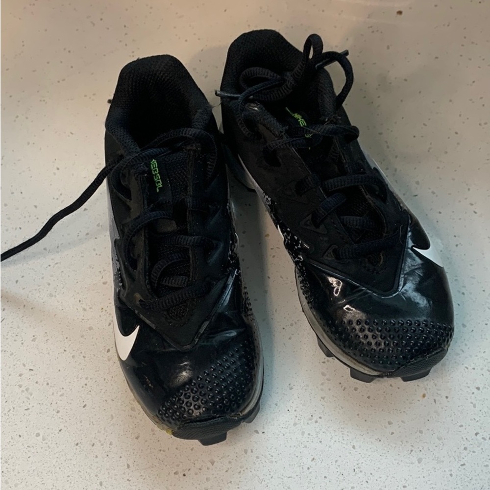 Nike boys football cleats. Size 11 kids. Good condition.